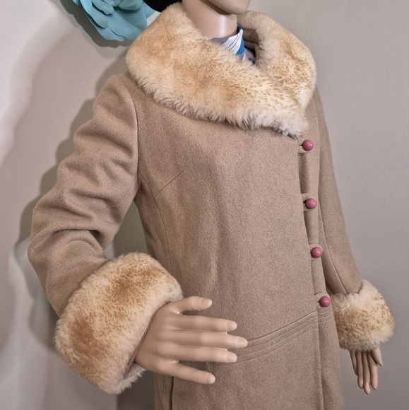 Gorgeous Vintage Wool Coat with Shearling Trim. Union Label, Drop waist - Picture 2 of 9